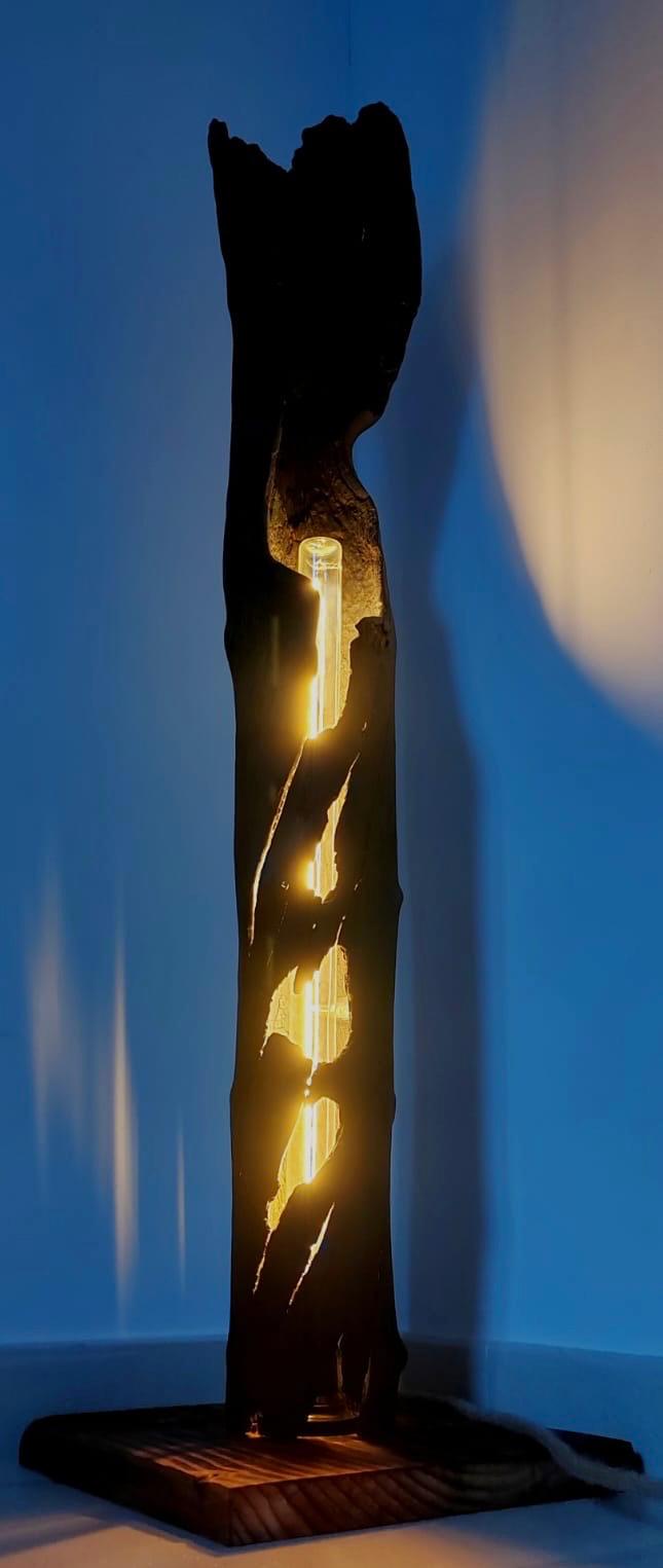 Lampe décorative artisanale en bois brut recyclé avec éclairage d’ambiance fabriqué à la main en Belgique 