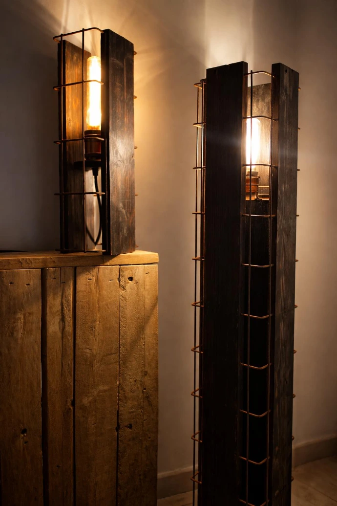 Lampes décoratives artisanales en bois recyclé avec structure métallique fabriqué à la main en Belgique