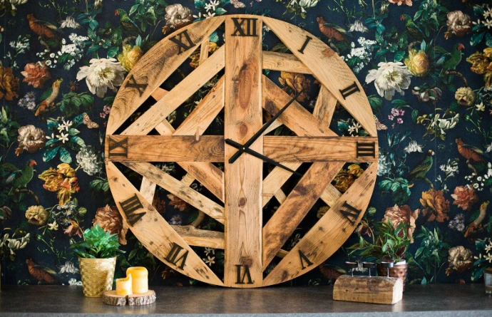 Horloge murale artisanale en bois de palette recyclé fabriquée à la main par JT Conceptions