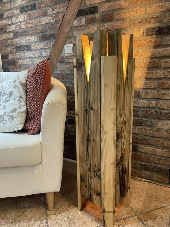 Lampe colonne artisanale en bois recyclé pour décoration intérieure