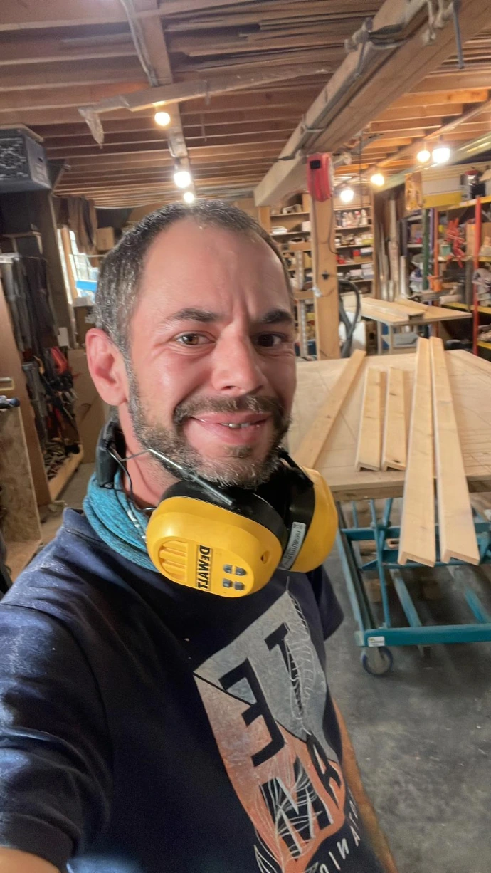 Artisan Belge JT Conceptions dans son atelier de création bois et métal recyclés